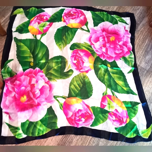 Adrienne Vittadini Accessories - Vintage square Adrienne Vittadini Silk Scarf 36"